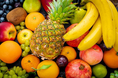 热带新鲜水果和蔬菜的堆积丰富多彩和蔬菜夏季健康食品