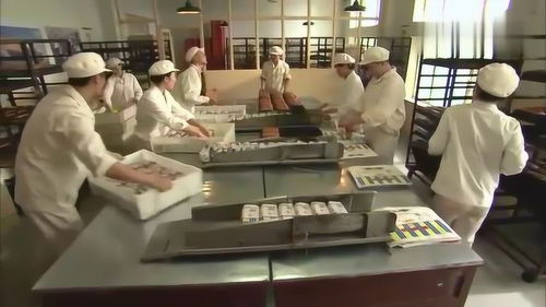 正阳门下 韩春明初到食品厂很规矩干活,他认识了新同事李成涛